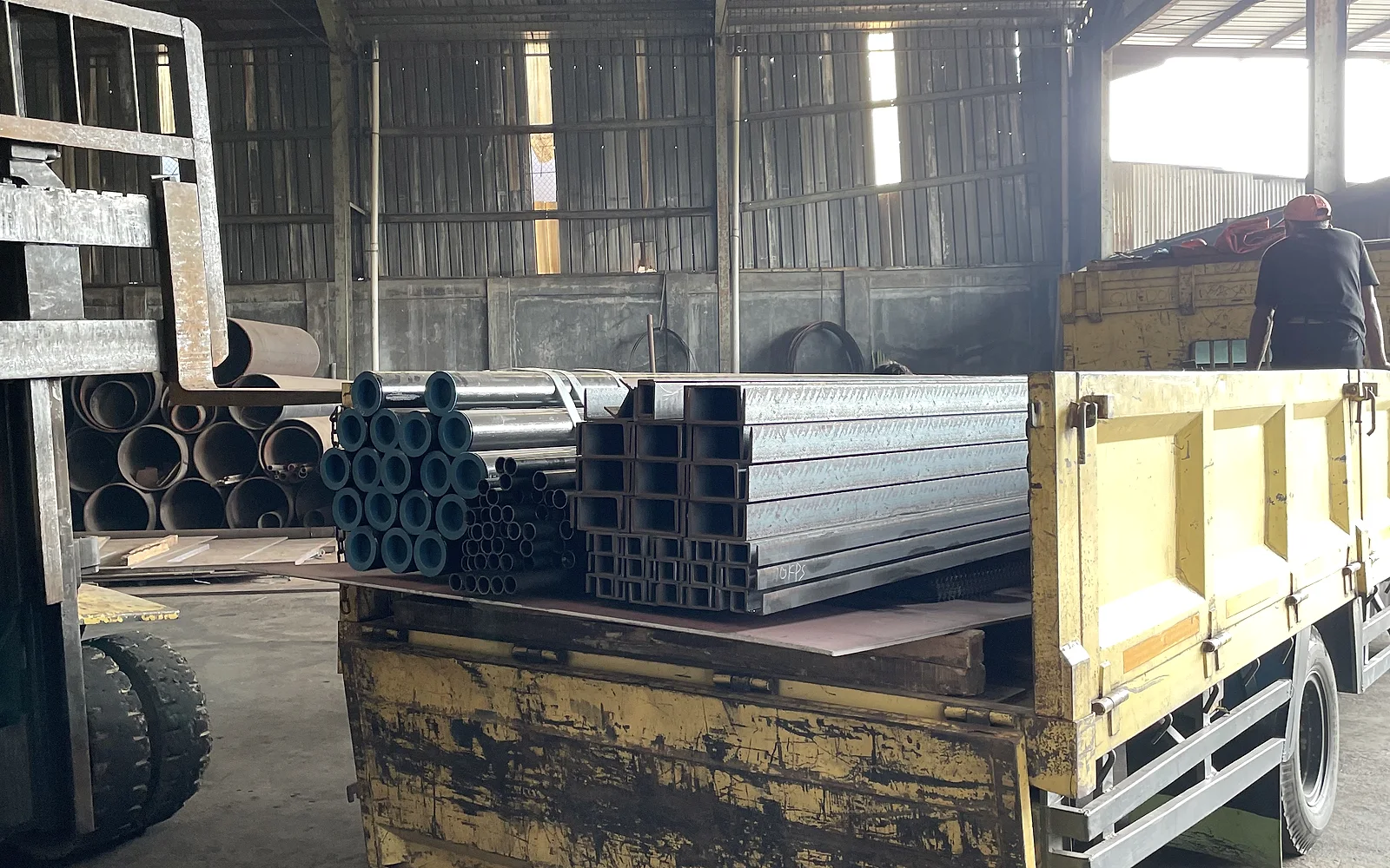 Dokumentasi material baja yang disiapkan di kendaraan pengiriman Sujaya Steel