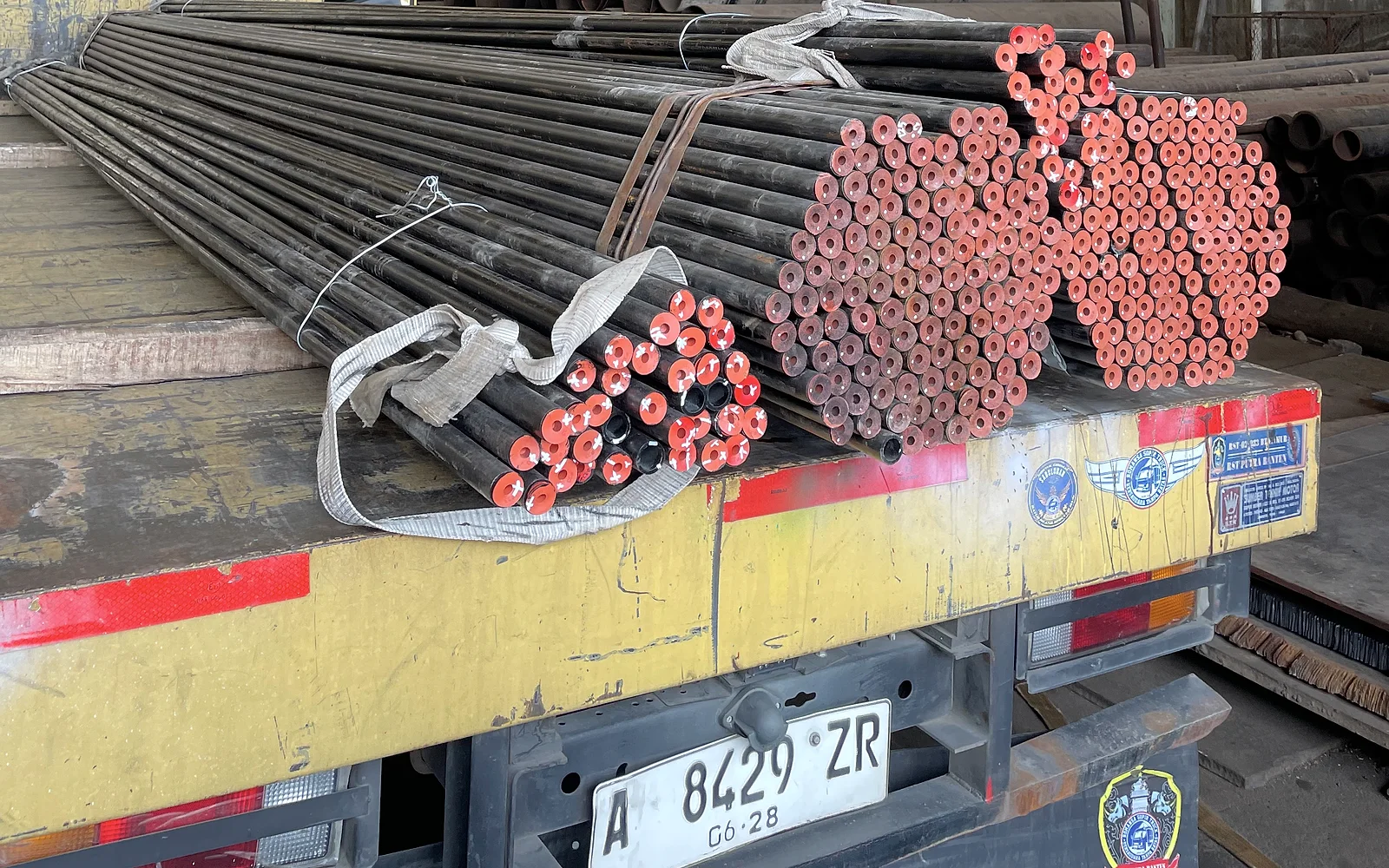 Dokumentasi batang dan pipa baja panjang di gudang Sujaya Steel