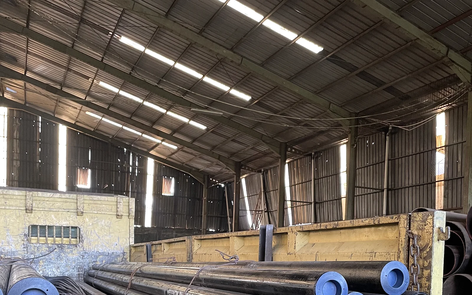 Dokumentasi stok pipa baja di gudang Sujaya Steel