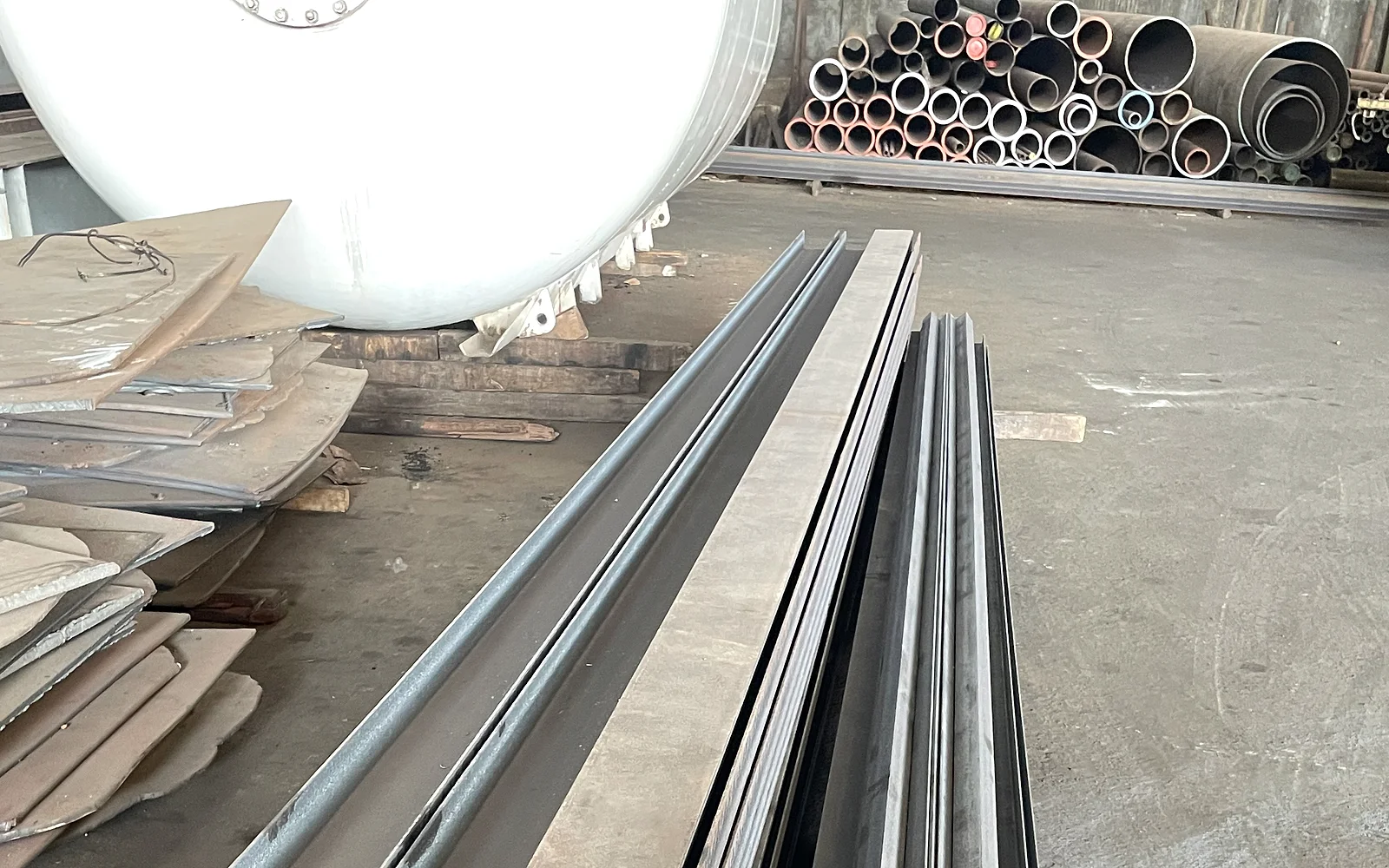 Dokumentasi profil baja tersusun di area gudang Sujaya Steel