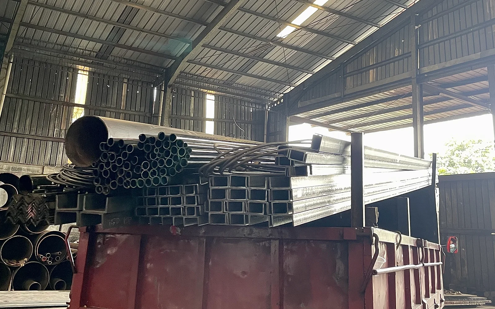 Dokumentasi gudang Sujaya Steel dengan pipa dan profil baja tersusun