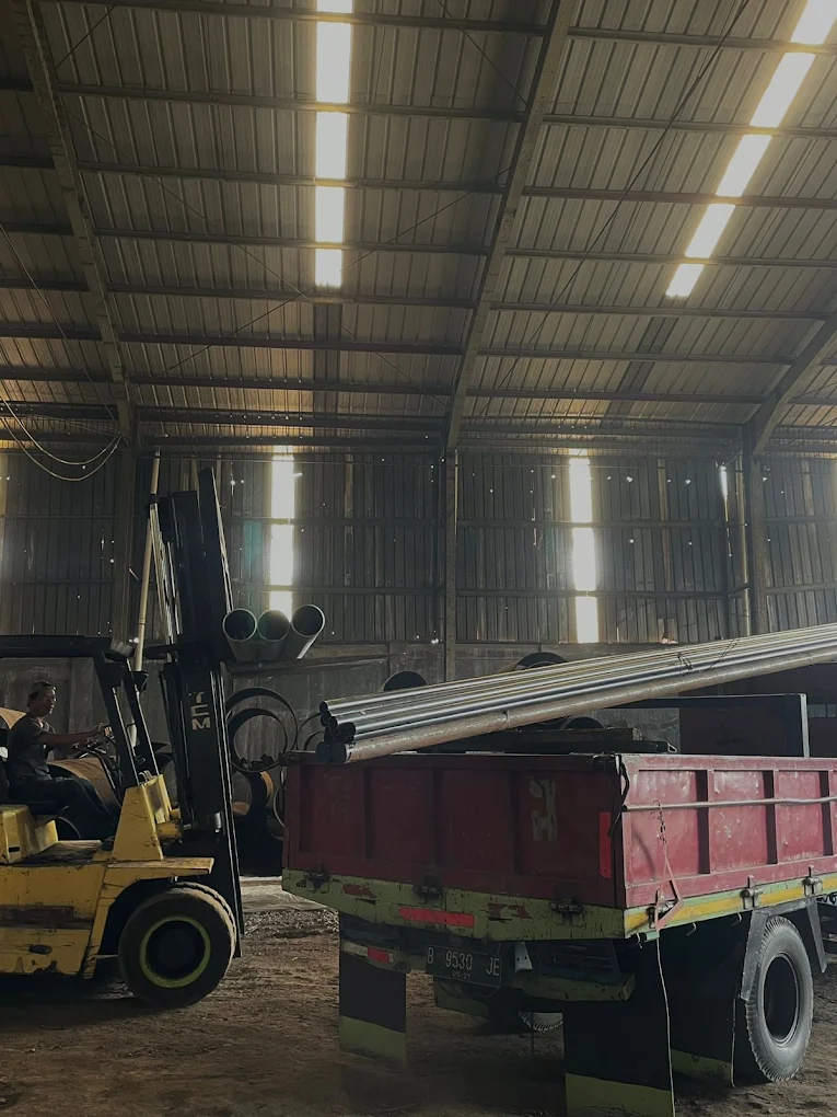 Dokumentasi forklift memindahkan material baja di gudang Sujaya